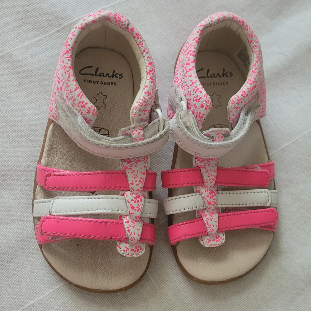 Clarks Kids Sz 5.5 Sandals